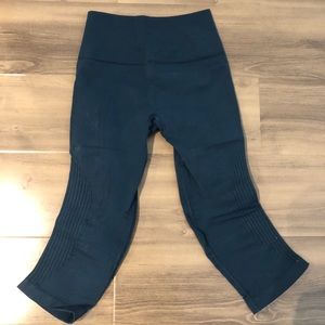Lululemon ‘in the flow II crop’ leggings. Size 4.